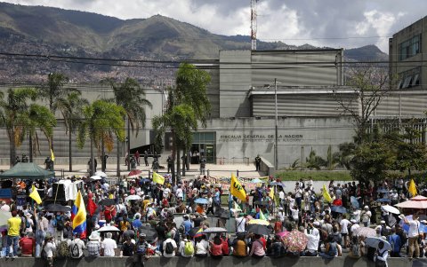 Manifestantes participan en una movilización popular en apoyo al presidente de Colombia, Gustavo Petro, este jueves 8 de febrero de 2024, en Medellín (Colombia).