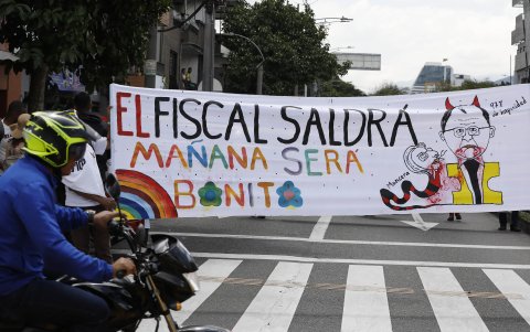 Miles de personas salieron a las calles de Bogotá y otras ciudades colombianas, convocadas por sindicatos y movimientos sociales, para protestar contra el fiscal general, Francisco Barbosa.