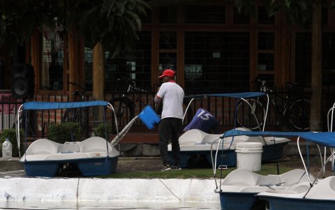 La Carolina. Una empresa privada se encarga de limpiar la laguna y el mantenimiento de los botes.