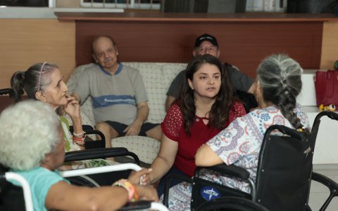 2. Protección. Les toman las manos, los abrazan y los cuidan.