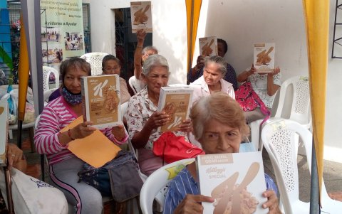 3. Regalos.  Los adultos mayores de la fundación Otoño Inolvidable suelen recibir detalles por parte de sus padrinos y gente que los visita.