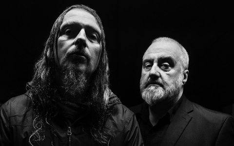 Metal industrial a cargo de Godflesh, proyecto de Justin Broadrick (izq.) y G. C. Green (der.).