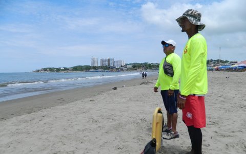 Salvavidas que vigilan la playa de General Villamil.