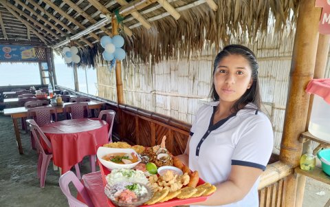 La singular gastronomía manabita es uno de los atractivos de los balnearios de la provincia.