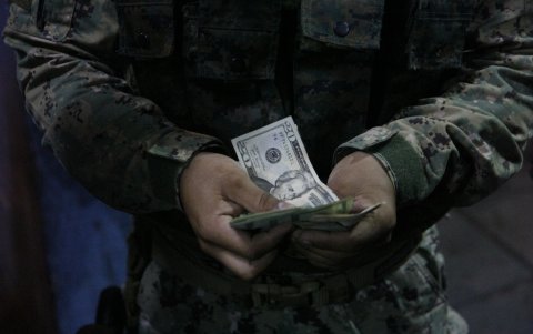 Una mujer que fue hallada con fajos de billetes no pudo justificar su procedencia.