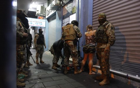 Personas libando y cantando en la vía pública durante el toque de queda fueron revisadas.