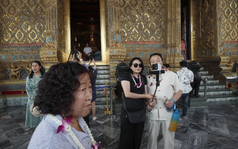 Turistas chinos toman fotografías mientras visitan el Templo del Buda de Esmeralda en el complejo del Gran Palacio de Bangkok, Tailandia, 08 de enero de 2024.