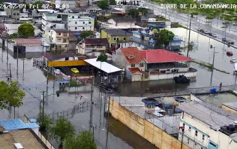Las cámaras de seguridad del sistema ECU911 muestran varias manzanas inundadas en un sector de Machala.