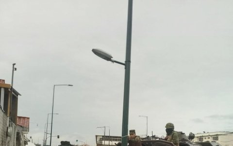 El perímetro de la cárcel de Machala, vigilada por los militares, también amaneció anegado.
