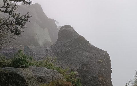 Hay cuevas en las cuales es posible ingresar y pararse en el centro de las grandes rocas que dejan poca visibilidad hacia el exterior.