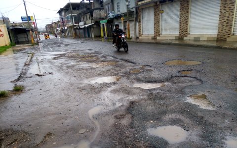 La movilización por el cantón también se ha complicado por el deterioro de las calles.