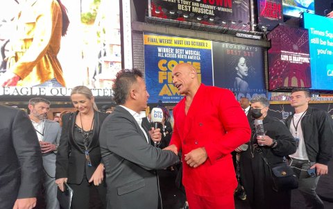 Villagómez en una de sus entrevistas con Dwayne Johnson, mejor conocido como La Roca.