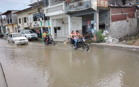 Las calles del cantón guayasense quedaron llenas de agua tras las intensas lluvias.