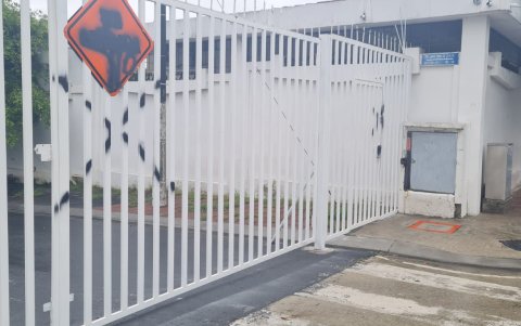 Varias rejas están con grafitis