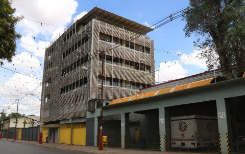 Fachada principal de la fábrica de embutidos Ochsi este 8 de febrero de 2024 en la ciudad de San Lorenzo (Paraguay).