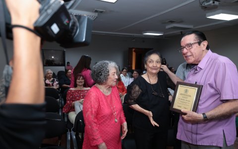 Luis Padilla fue el encargado de entregar el reconocimiento a la poetisa, durante el encuentro que tuvo lugar en el Museo Municipal de Guayaquil.