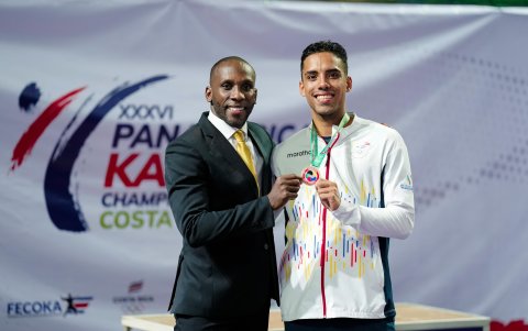 El entrenar con Dionicio Gustavo (i) le ayudó al deportista a mejorar su técnica y obtener mejores resultados.