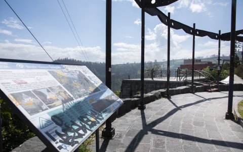 Letreros informativos, bancas, juegos y escalinatas están llenos de grafitis y oxidados.