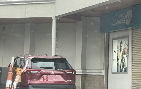 En la salida de un supermercado de Quito se obervó un vehículo sin identificación