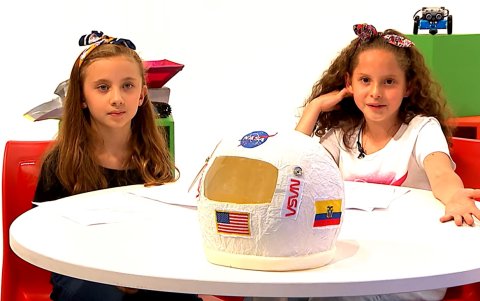 Dos niñas participan en un programa de difusión de las ciencias con astronautas de la NASA, del colectivo femenino de profesionales en STEM.