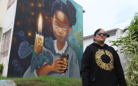 Atractivo. A varias personas llama la atención estas grandes pinturas.