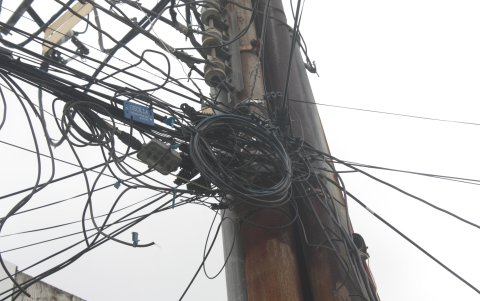 Problemas. En varias calles se evidencian tallarines de cables que reflejan un mal aspecto en el paisaje.