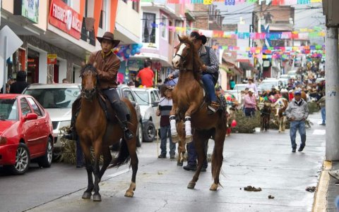Una cabalgata y el desfile de trajes típicos se tomaron las calles de Baños de Agua Santa, en Tungurahua.