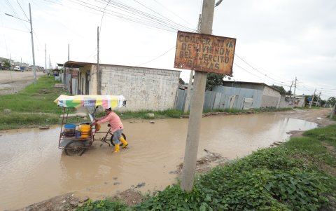 Movilidad. En otros casos, los comerciantes no les queda otra que transitar por calles anegadas.