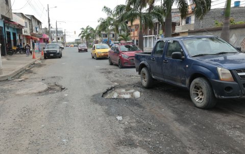 En grandes tramos de la avenida Amazonas existen grandes baches, aunque es una de las vías a la que se le ha brindado rehabilitación, según Obras Públicas.