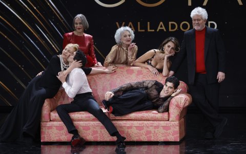 Los presentadores Javier Ambrossi y Javier Calvo posan con  las actrices Cecilia Roth, Antonia San Juan, Marisa Paredes, Penélope Cruz y el director Pedro Almodóvar.