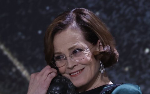 La actriz estadounidense Sigourney Weaver recibió el Goya Internacional.