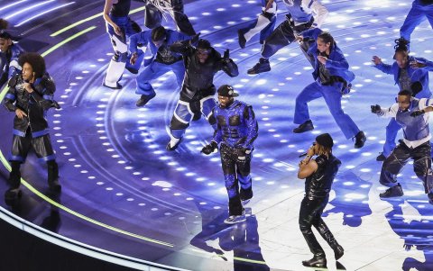 El cantante Usher durante el evento de medio tiempo.