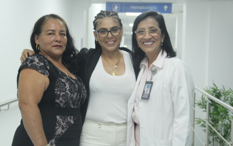 Inés y Cecilia, junto a la doctora Bella Maldonado.