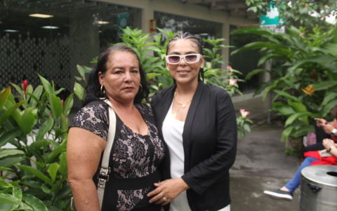 Inés es la menor de los hermanos y Claudia la mayor y quien resultó 100 % compatible para la donación.