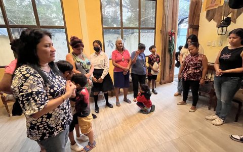 Patricia Castillo lidera un grupo de jóvenes y adultos en su formación cristiana, pero también es un oído amigo cuando lo necesitan.