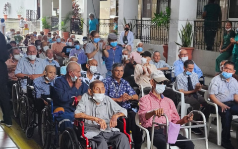 Uno de los eventos organizados por Daniel Tapia en un hogar para adultos mayores.