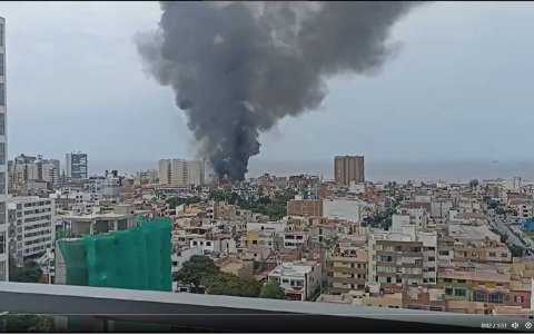 Un ciudadano limeño captura un video del momento en el que una gran columna de humo se despliega sobre el horizonte de Lima,