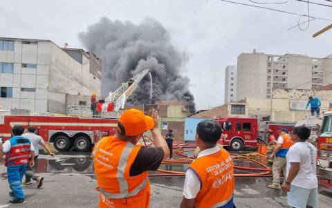 Varias de las unidades de bomberos de Lima, están desplegados en la zona aledañas al lugar del incendio para tratar de sofocarlo.