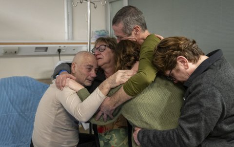 Los dos rehenes rescatados por las fuerzas israelíes en Rafah: los argentinos-israelíes Fernando Simón Marman (2d), de 61 años, y Norberto Luis Har (i), de 70, se reúnen con sus familias.