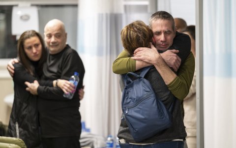 Muy emocionados los dos rehenes rescatados por las fuerzas israelíes en Rafah, se reúnen con sus familias.