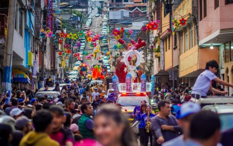 En Ambato se retomaron los bailes con orquestas en la avenida Cevallos