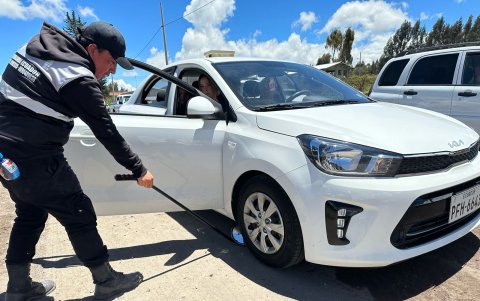 Miembros de la policía realizaron controles a vehículos y personas
