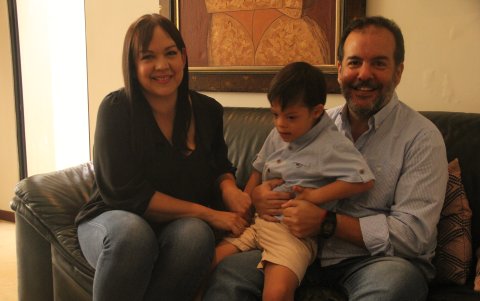 José María en compañía de sus padres.