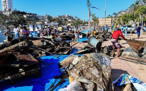 El primer torneo de pesca de basura tuvo como principal objetivo es limpiar el fondo marino del Paseo del Pescador y playa Manzanillo, en el popular balneario del estado de Guerrero, sur de México.