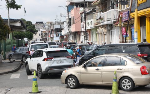 Vías. Llegar al sitio y encontrar buenos parqueos se puede convertir en un verdadero desafío para los visitantes que arriban en sus vehículos.