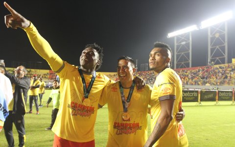 Roberto Ordóñez (i) fue campeón con Aucas en 2022. En la celebración estuvo con el entrenador César Farías (c), quien hizo que regrese al equipo principal del Papá.