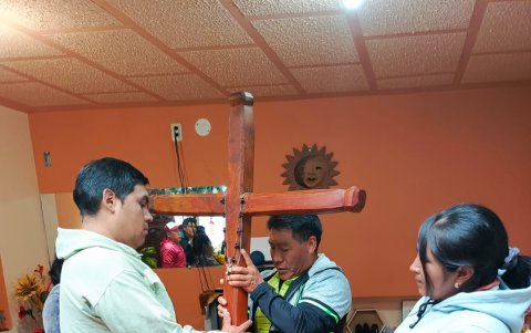 Latacunga. Moradores del barrio La Laguna, durante la visita casa a casa con una réplica de la Santísima Cruz.