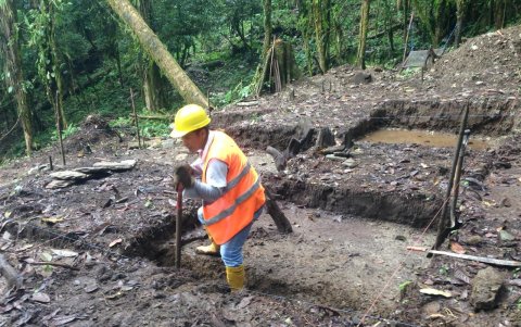 Un arqueólogo recorre una de las excavaciones.