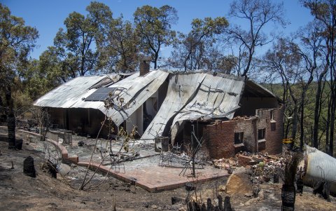 Victoria. Una vivienda ha quedado arrasada por los incendios forestales.
