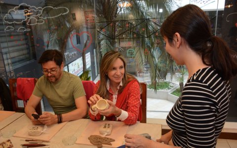 Alejandra es la artista que dicta los talleres, con su entusiasmo explica paso a paso a las parejas para elaborar las tazas por San Valentín